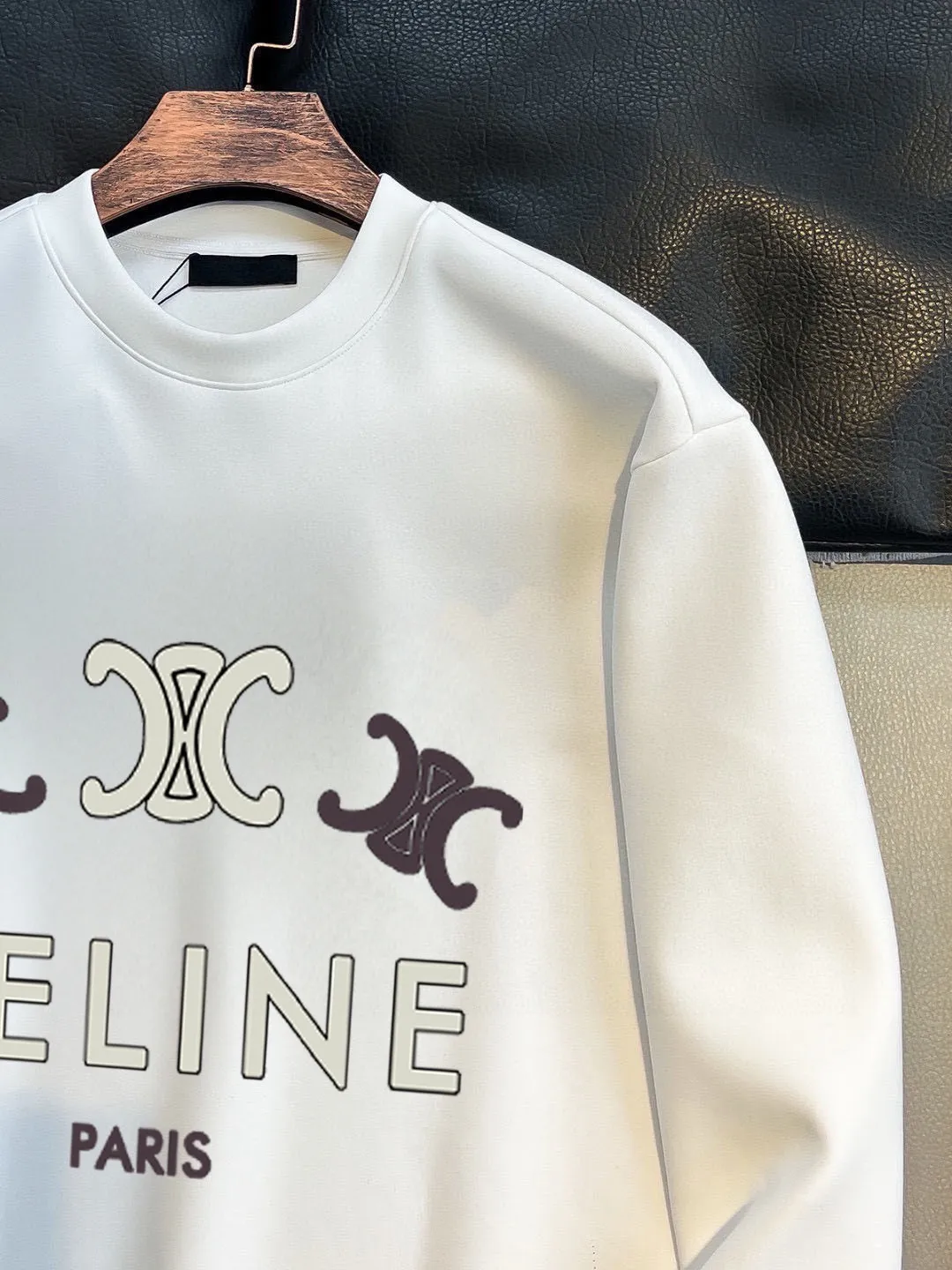 Brand [CELINE Celine] (Gospel for Fat People) 2025ss Newest Arrival long-sleeved round-neck sweatshirt for autumn, on sale simultaneously on the official website. Refreshing and Breathable. Made of top Tencel Roman. Comfortable and soft. 3D three-dimensional clarity. Super fashion sense. Great gift for your own use. Sizes: M-5XL (can be worn up to 220 pounds)